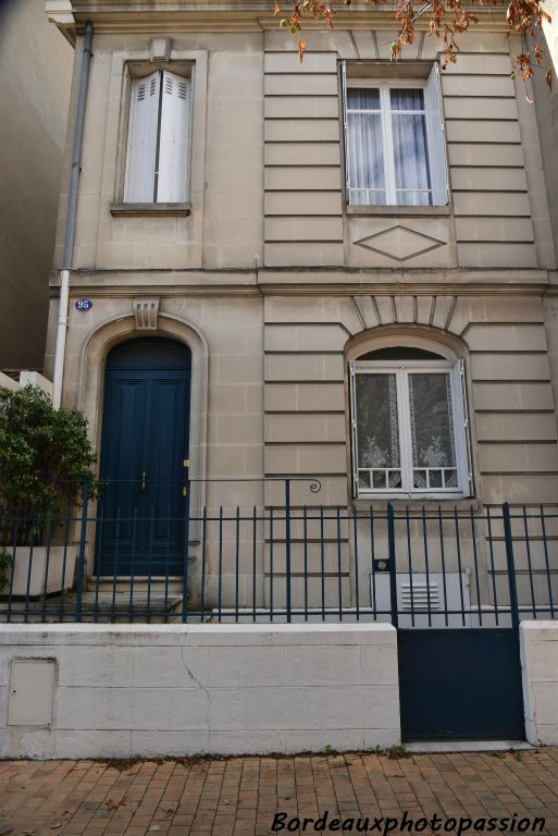 L’éclectisme sur sa fin, devient beaucoup plus simple, moins caricaturale que vers 1900. Ici voici une belle façade simple avec pour décoration essentielle le trait de refend traité de façon harmonieuse.