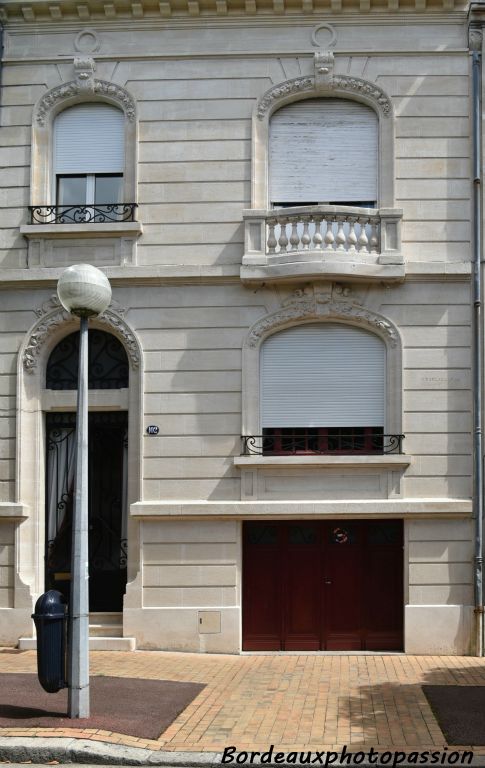 Bel exemple de l’évolution du style éclectique finissant. Aucun excès sur cette belle façade : un petit balcon sans console. Ouvertures en anse de panier .