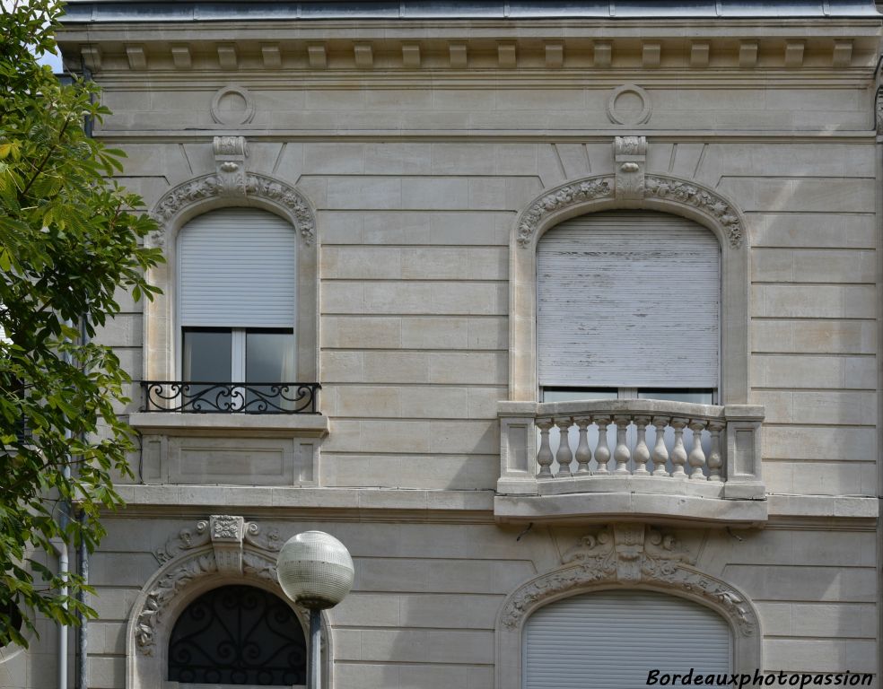 Décor végétal réaliste et surtout traits de refend sur toute la façade. L’éclectisme a su finalement évoluer vers un équilibre esthétique particulièrement évident ici.