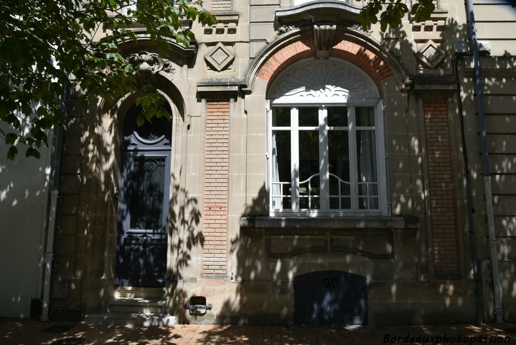 À noter également le remplacement de l’imposte supérieure par du bois découpé à l’arcachonnaise.