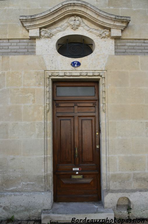 Un élégant chapeau de gendarme sur la porte.