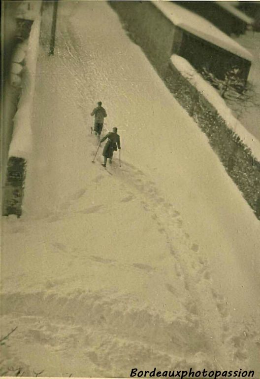Descente de la rue par deux skieurs. À gauche le mur du château Lescure toujours existant, à droite celui de Pellegrin. (Photo Marie-France Sabatié)