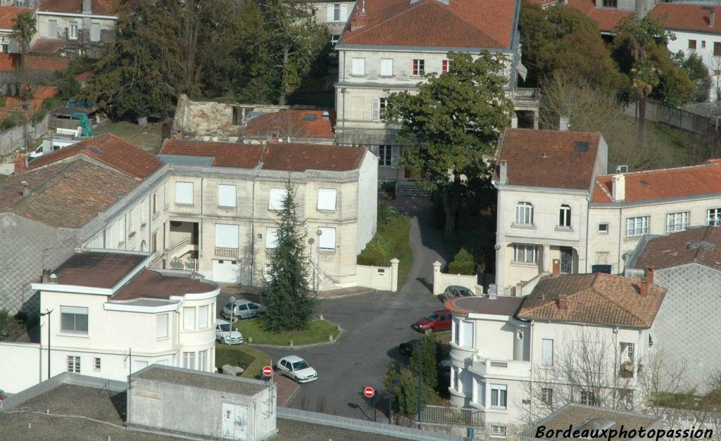 La place des cèdres  est ouverte côté ouest  en face de la maternité du CHU.