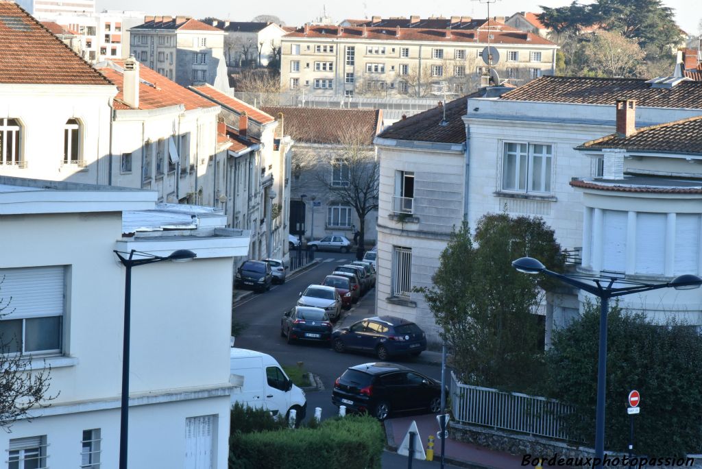 Elle se prolonge par la rue des cèdres jusqu'à l'avenue de parc de Lescure.