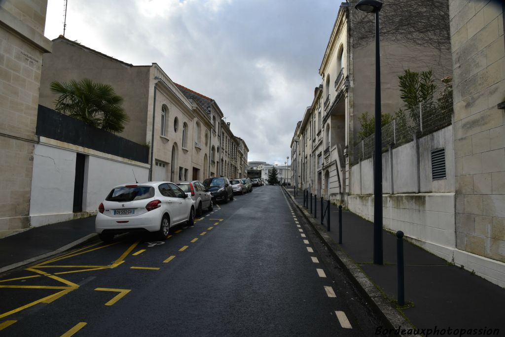 La rue des cèdres : montée vers la place du même nom.