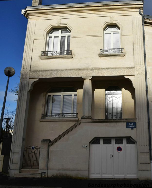 Construite en 1933 entrepreneur Barlan. Tout le vocabulaire Art Déco est présent. Colonne égyptienne (fût renflé) soutenant le porche de la largeur de la façade pour protéger l’escalier extérieur. Ouvertures à pans coupés y compris celle du garage. La séparation entre les deux niveaux est fortement marquée par une frise sculptée en méplat. 