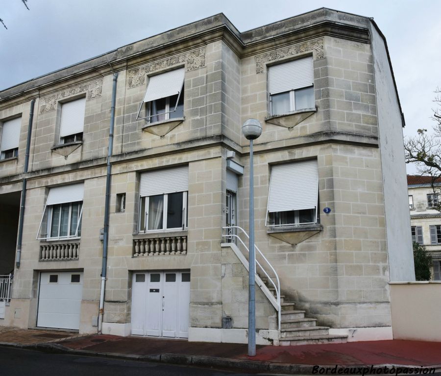 Construite en 1936 cette maison d’angle montre une jolie stéréotomie.