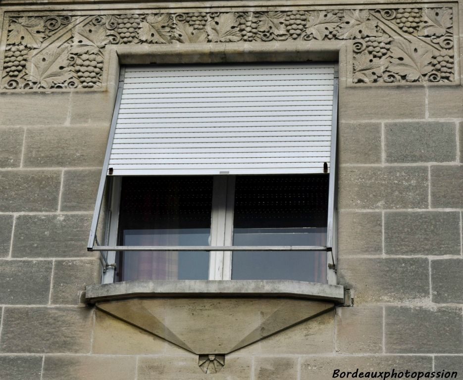 Sur cette place, on constate en tournant de droite à gauche, l’évolution de la décoration Art Déco, au 3 (cette photo) : décoration stylisée encore végétale. Au numéro  6 : décoration juste géométrique et au 9 plus de décoration du tout. (voir photos suivantes)