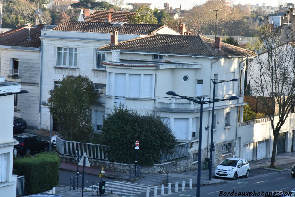 Construite en 1940 par l'entrepreneur Darchand. Maison de style paquebot avec garde-corps en bastingage. Étagement complexe des volumes bien soulignés avec colonnes et auvents en ciment très dans le style de Mallet-Stevens.