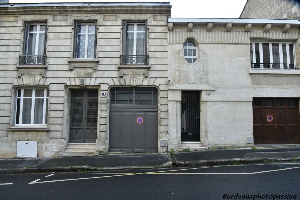 Deux maisons de style différent côte à côte : classique à gauche et Art Déco à droite.