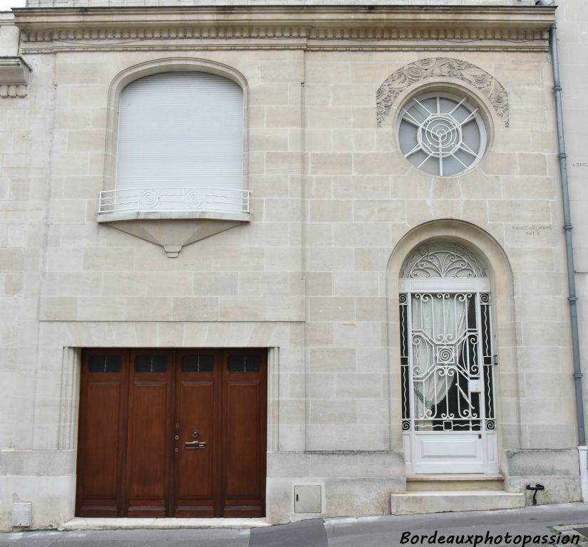 Construite en 1934 par Darchand. Archétype de la maison Art Déco. Façade bien rythmée par les ouvertures. Importance du garage au rez-de-chaussée.