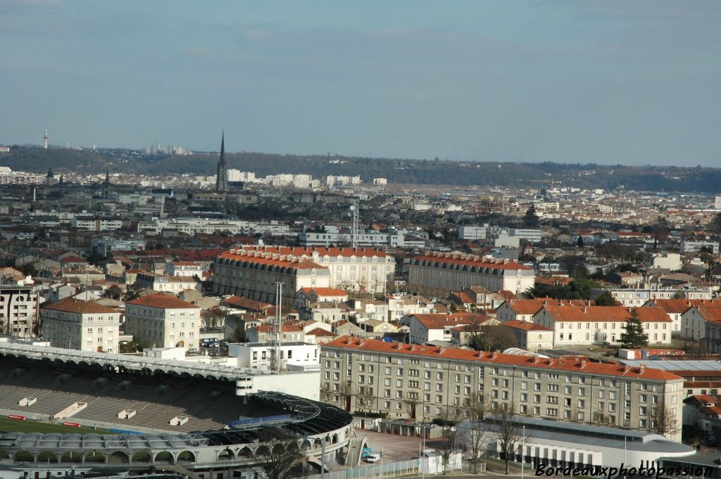 La cité du parc des sports se situe sur la partie est du stade annexe (second plan en bas et à droite)