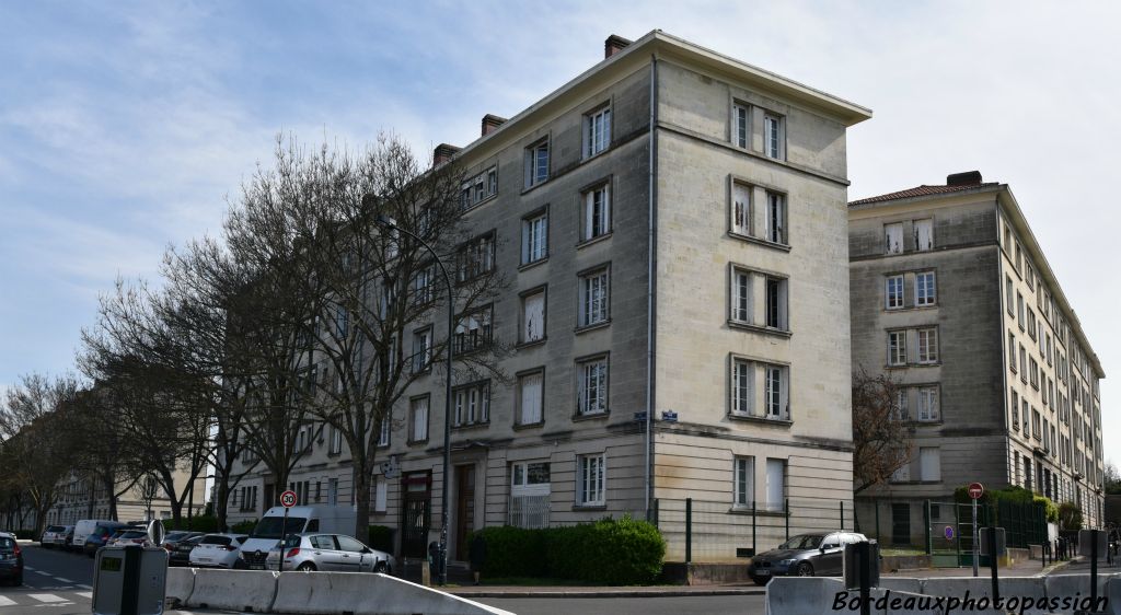 Deux bâtiments sont situés sur la rue Albert Thomas (à gauche), un troisième longe la rue Léo-Saignat (à droite).