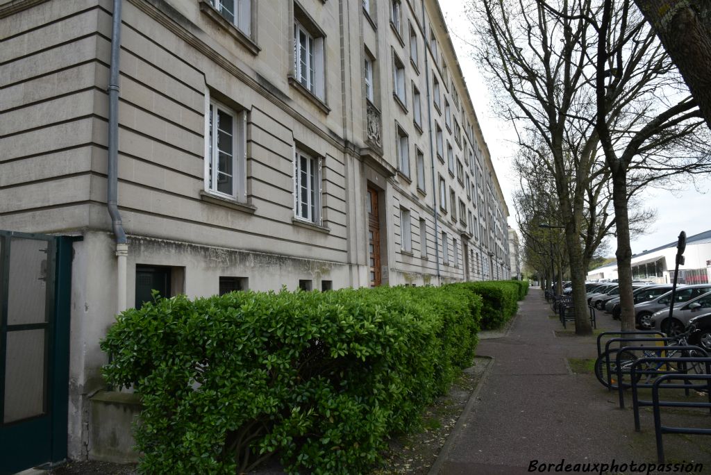 Cette cité bâtie en pierre de taille de Charente voit son rez-de-chaussée marqué de lignes de refend et les  fenêtres des étages au cadre mouluré,  signes d'une construction de qualité.