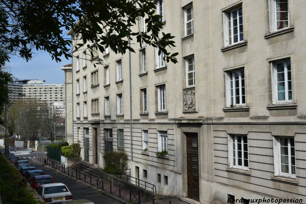 Le bâtiment rue Léo-Saignat donne sur le parc de la Béchade.