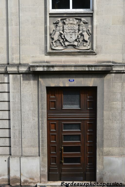 Les façades et les portes montrent un travail particulièrement soigné. Au-dessus de la plupart des portes, on note un grand bas-relief aux armes de Bordeaux.