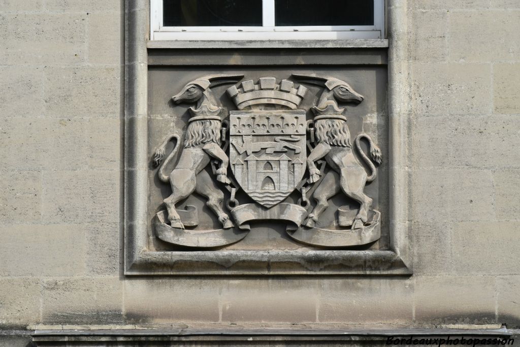 La même année, la ville de Bordeaux soucieuse de répondre à la grave crise du logement de l'après-guerre demandera à l'architecte Paul Valette de construire une autre réalisation de ce type proche de la gendarmerie rue Judaïque.
