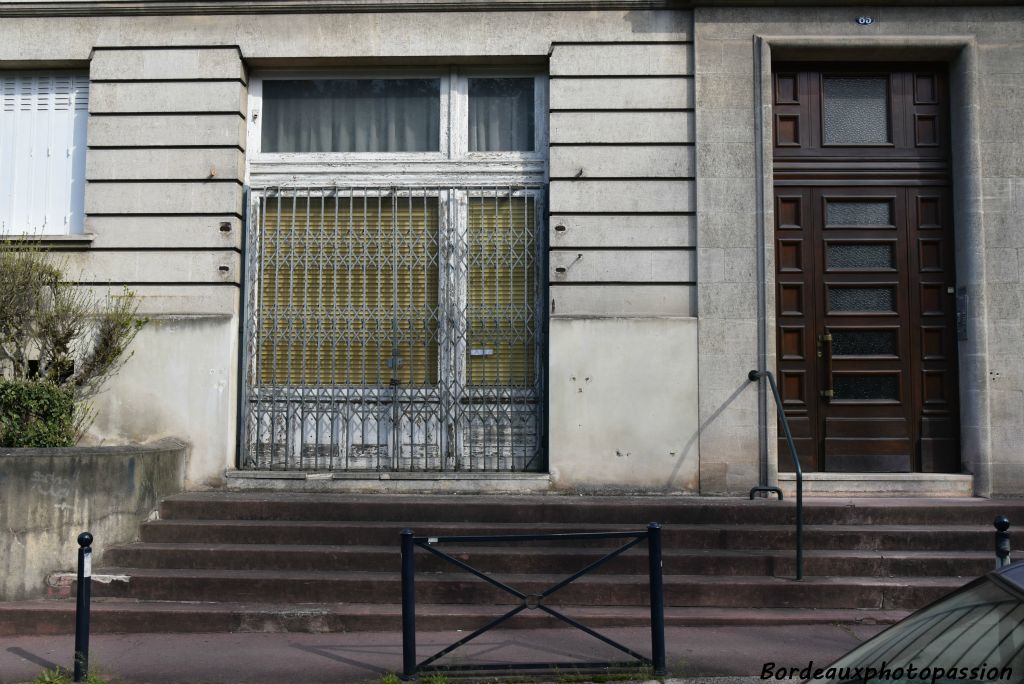 Quelques commerces étaient prévus en pied d'immeuble près des portes d'entrée. Une coiffeuse et un patissier rue Léo Saignat. Ils sont  fermés de nos jours...