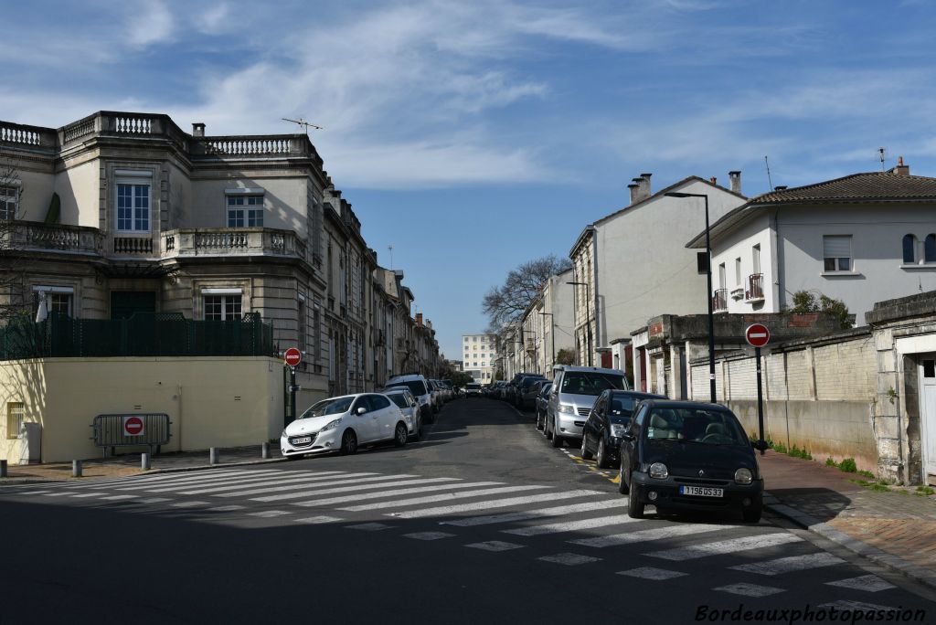 La rue Descartes coupe la rue Vercingétorix et arrive dans l'avenue du parc de Lescure. Elle est parallèle à la rue Frantz Despagnet.