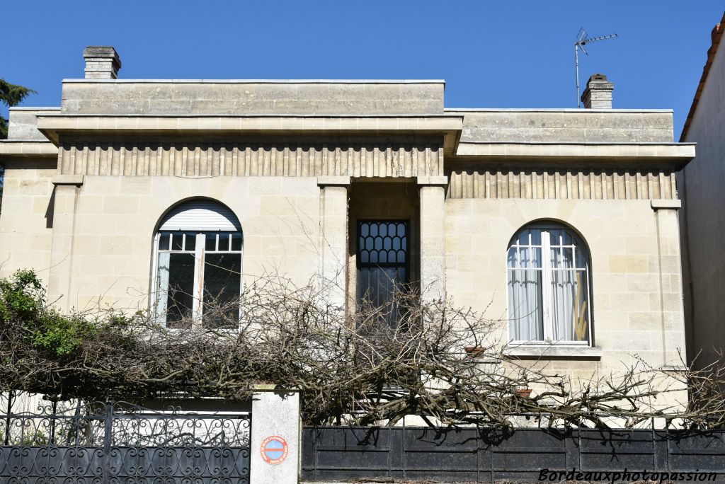 Maison en recul, avec simplicité de son décor géométrique.