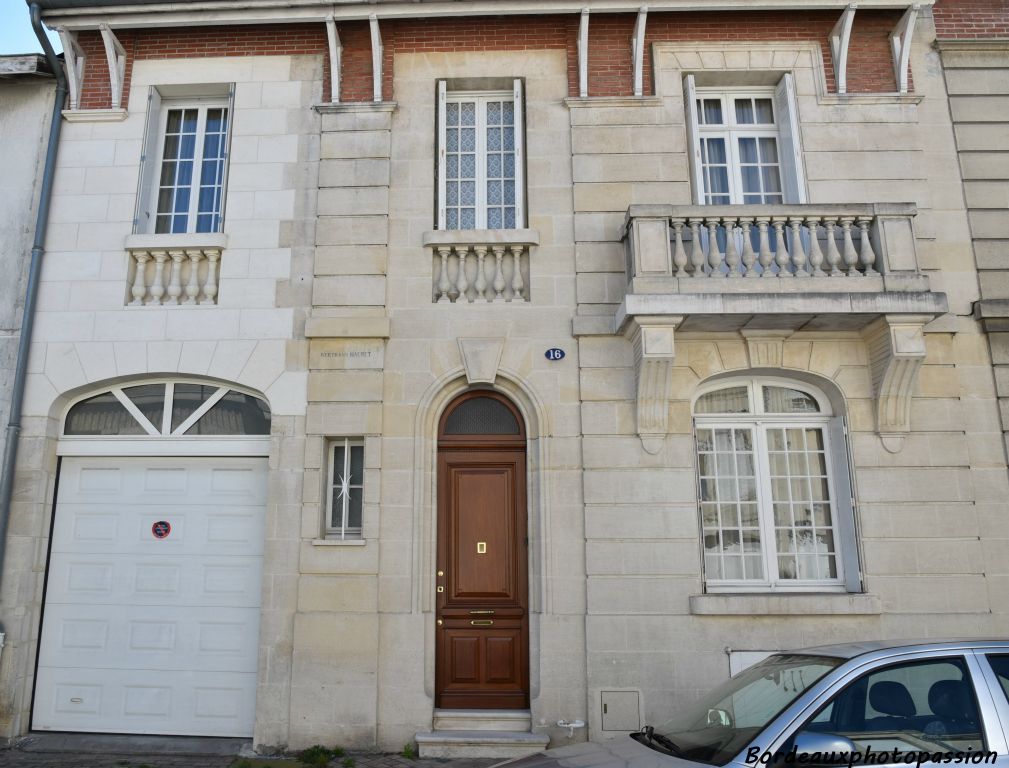 Par Bertrand Hauret. Maison éclectique dans sa version 1930, les reliefs sont alors bien plus modérés qu’avec l’éclectisme de 1900 et la façade en devient plus élégante.