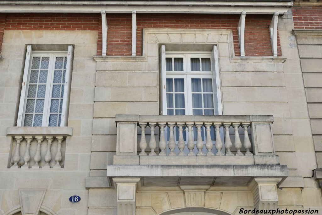  Toit débordant avec aisseliers, apport décoratif de briques.