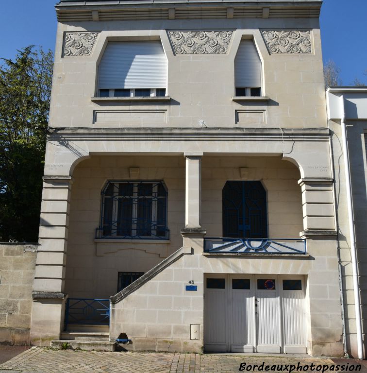 Construite en 1931 par Géo Constant. Porche abritant l’escalier extérieur, soutenu par une colonne. 