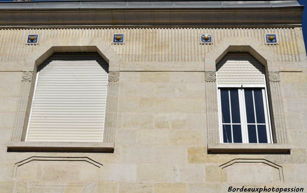 Art Déco complète, fenêtres hexagonales  et 4 carreaux de céramique colorée très 1880 (la seule de tout le quartier).