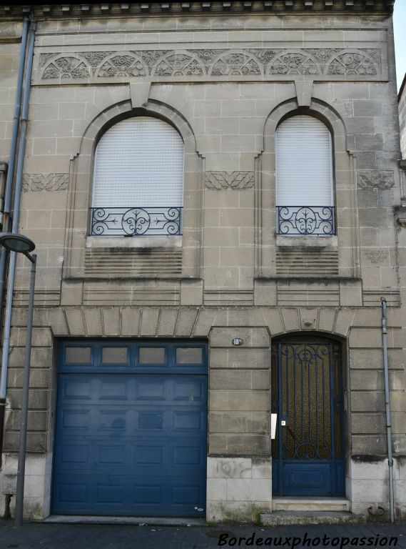 Maison où l'architecte a hésité entre deux styles car le rez-de-chaussée est à bossages.