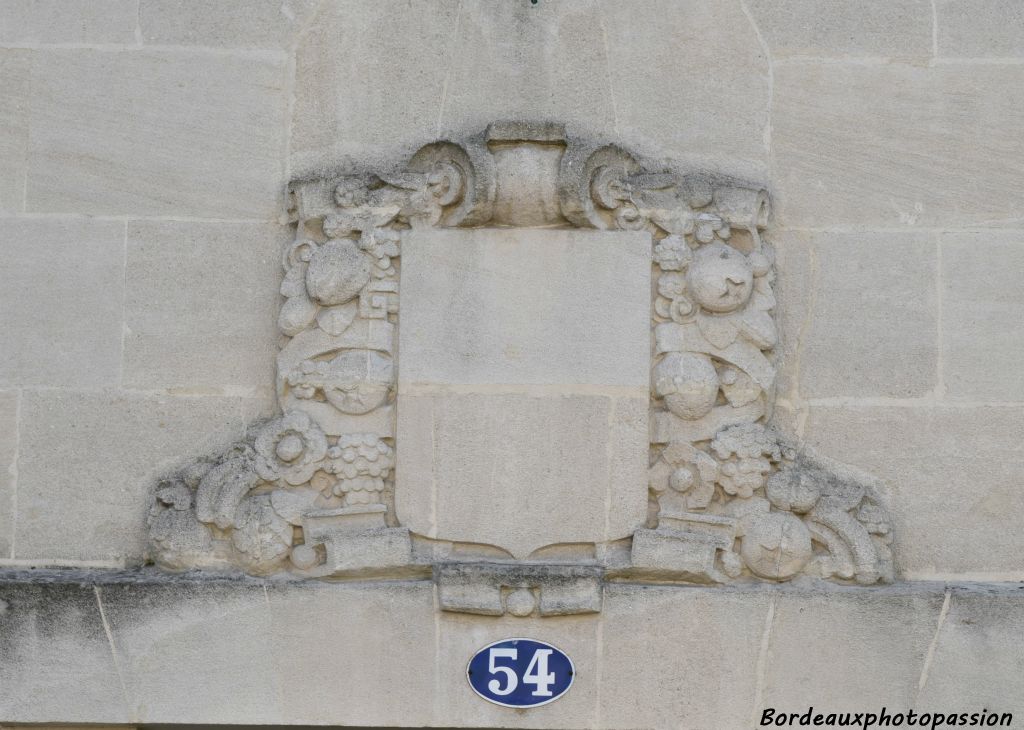 Blason vide au-dessus de chaque porte.