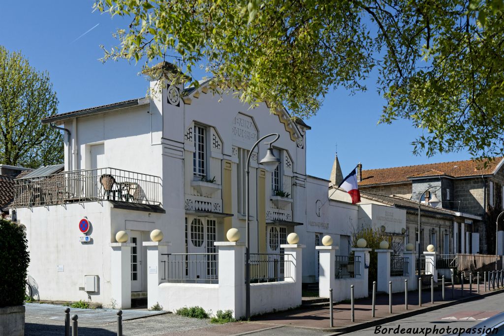 Soucieuses de mettre l'hygiène à la portée de tous pendant l'entre-deux-guerres, Bordeaux et sa banlieue ont créé des bains-douches.