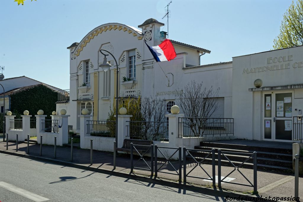 La ville du Bouscat fit appel à l'architecte municipal Albert Dumons pour construire cet établissement livré en 1930.