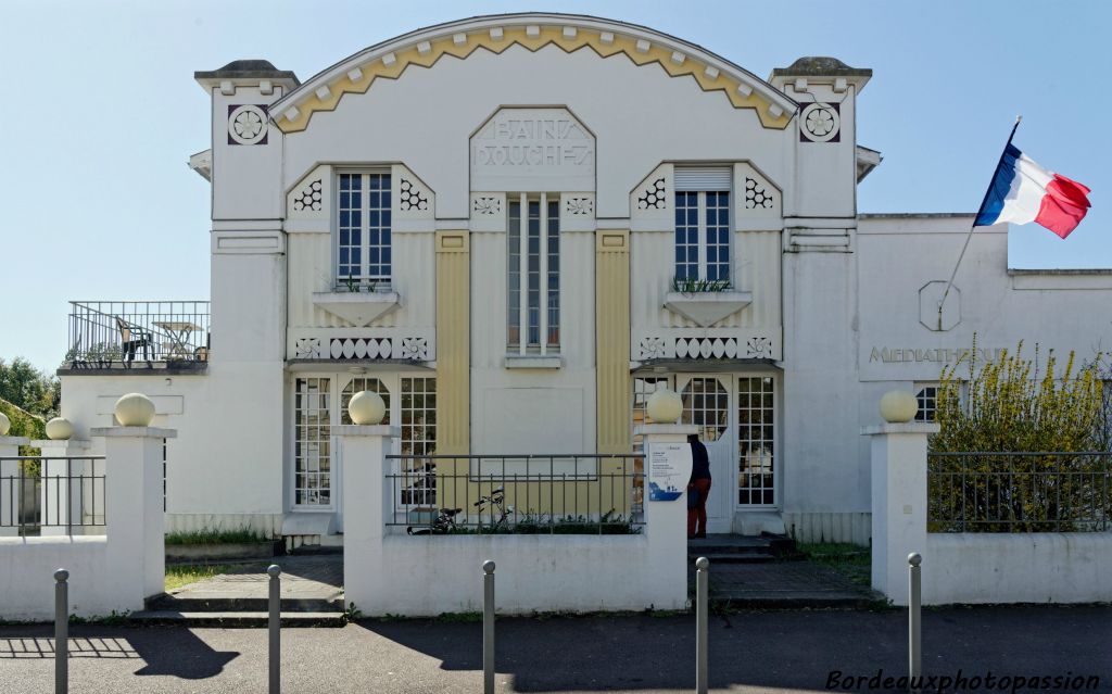 La façade est équilibrée avec une belle symétrie et deux entrées disctintes pour hommes et dames.