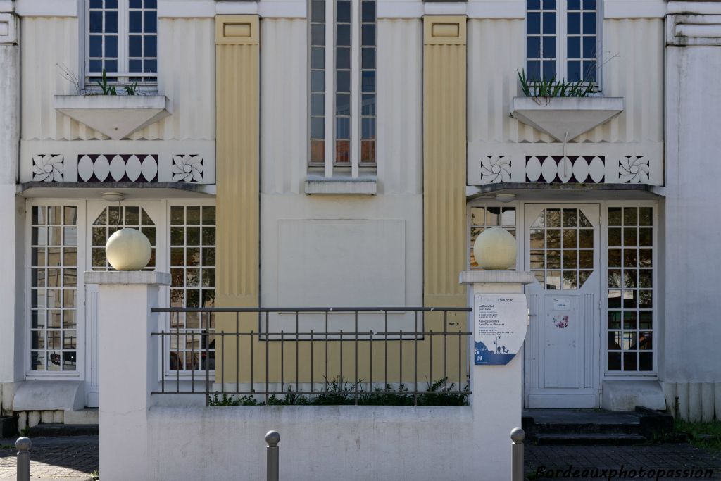 Deux pilastres encadrent une ouverture apportant un maximum de lumière au bâtiment.