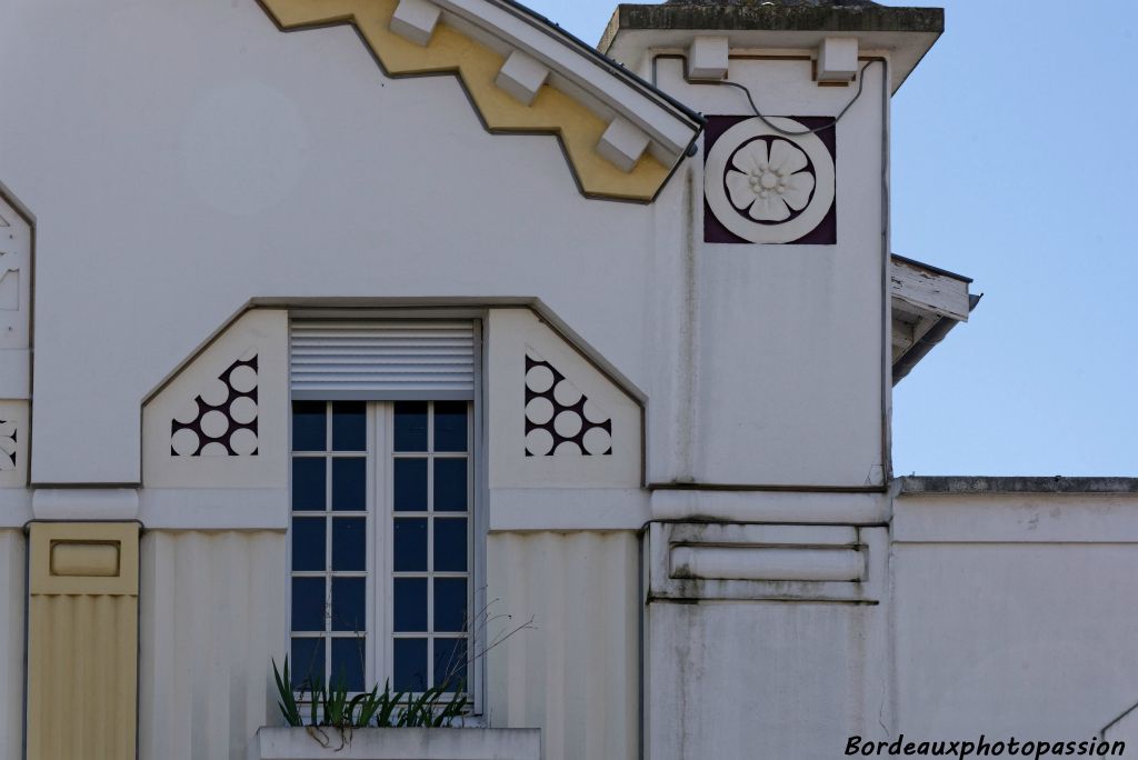 L'architecte a cherché à séduire avec ses décorations florales stylisées et sa frise en zigzags.