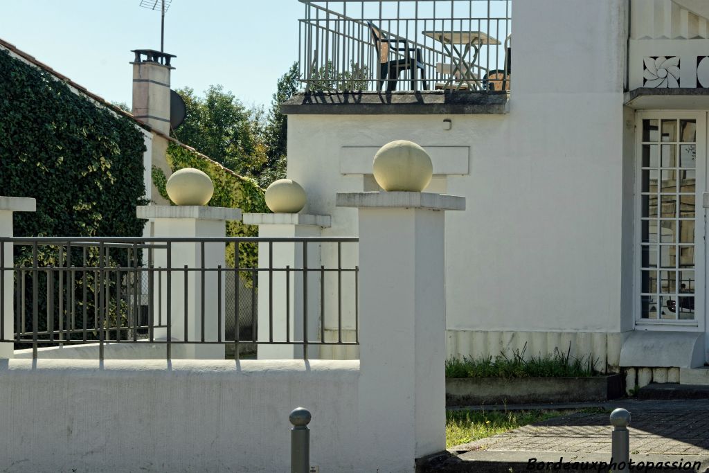 Le bâtiment fut transformé en bibliothèque en 1982 et de nos jours affecté  à l'association familiale du Bouscat.