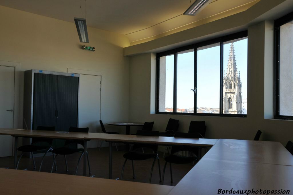 Depuis la salle de réunion, la vue sur Bordeaux est étonnante.