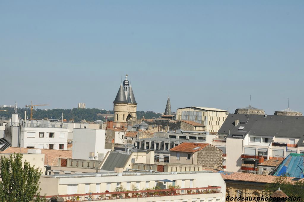 La Grosse Cloche se distingue dans le quartier Saint Éloi.