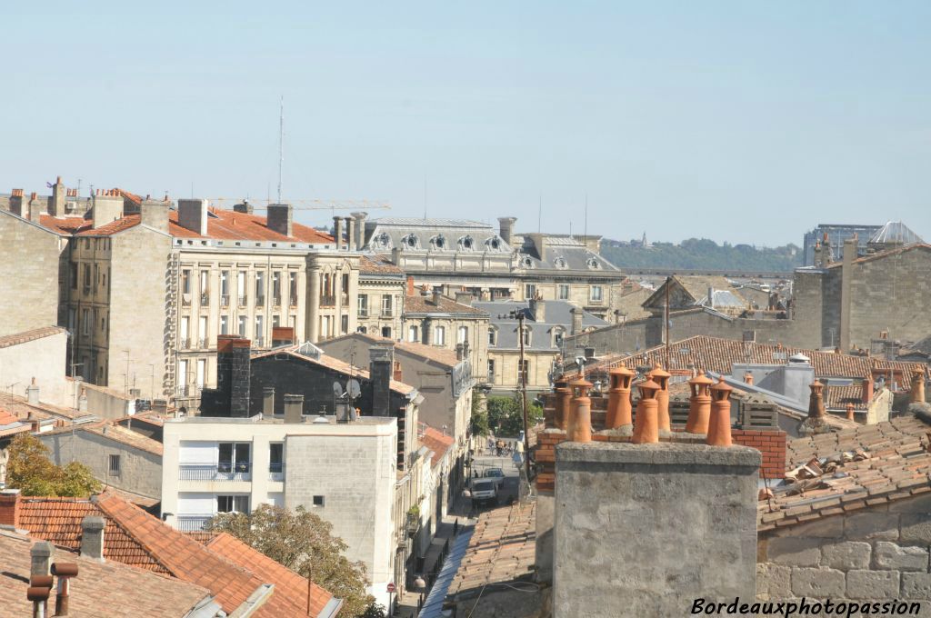 On devine la place de la Victoire avec l'ancienne faculté de médecine.