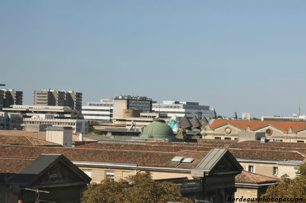 Au premier plan, les deux frontons de l'hôpital Saint André tout proche ainsi que son dôme vert...