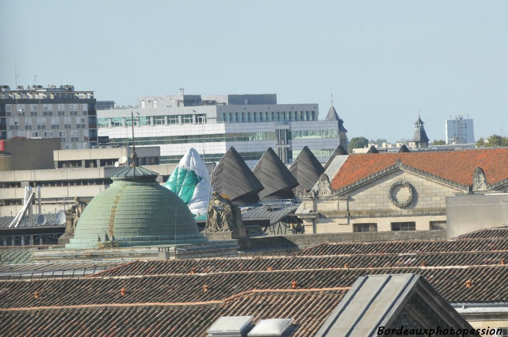 Dôme vert encadré par les statues de Malesherbes et Henri François d'Aguesseau du sculpteur Maggesi sur le palais de justice. En arrière-plan, les cônes des salles d'audience du Tribunal de Grande Instance. Une salle a subi un incendie à l'été 2010..