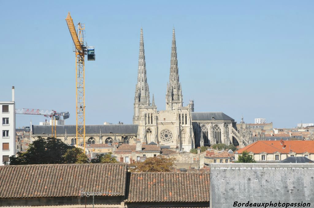 Les deux flèches du portail nord de la cathédrale Saint-André encadrent le portail sud récemment rénové.