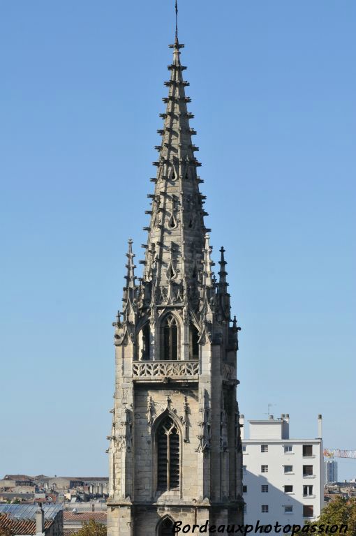 Le clocher de l'église toute proche Sainte-Eulalie. Il a été rénové depuis.