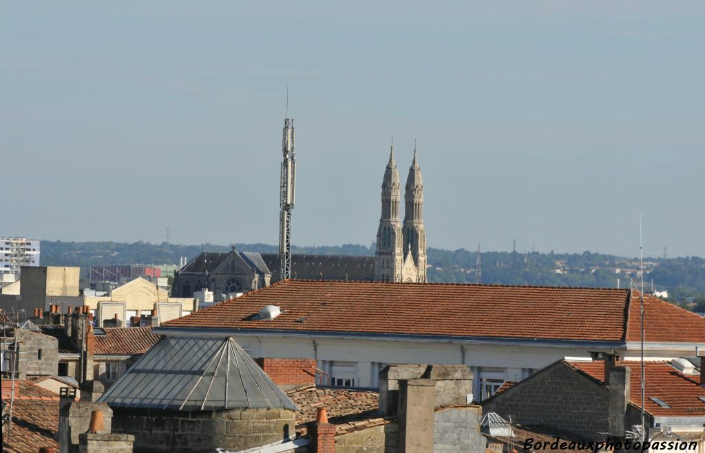 Une antenne moderne essaie d'imiter les flèches du Sacré Choeur.