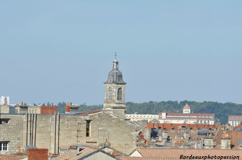 Le clocher de Saint-Paul les Dominicains entre le cours d'Alsace-Lorraine et la rue Victor Hugo.