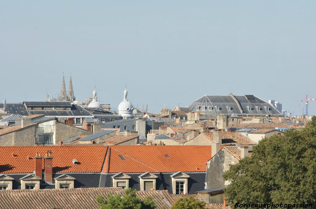 À droite la toiture du Grand Théâtre, les deux dômes de ... et les deux flèches de l'église Saint-Louis des Chartrons.