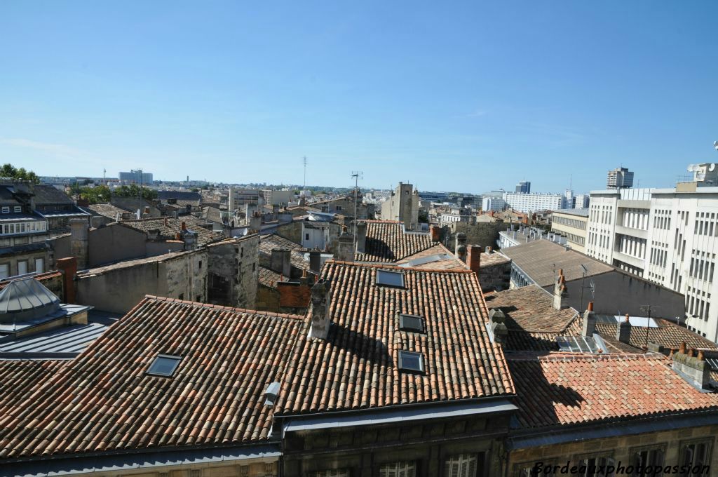 Une autre pièce donne sur la face ouest. Si la vue est moins spectaculaire elle offre une autre vision du quartier tout proche.