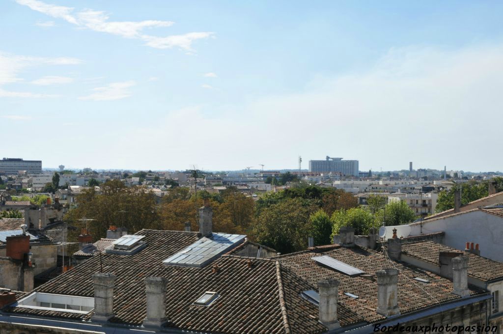 Les toitures du cours Aristide-Briand au premier plan mais le quartier Saint-Augustin et l'hôpital Pellegrin au loin.