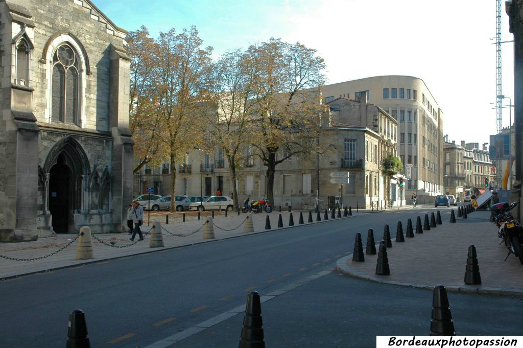 Vous êtes dans la rue Jean Burguet, depuis l'entrée de l'hôpital Saint André. L'église Sainte-Eulalie est sur le même côté que la bourse du travail au loin.