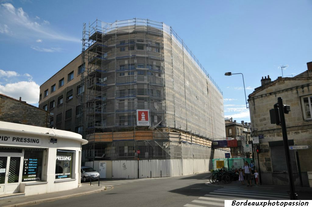 Un bâtiment est d'apparence austère mais  cache des trésors que seuls les habitués du lieu connaissent. La façade est en rénovation depuis 2012.